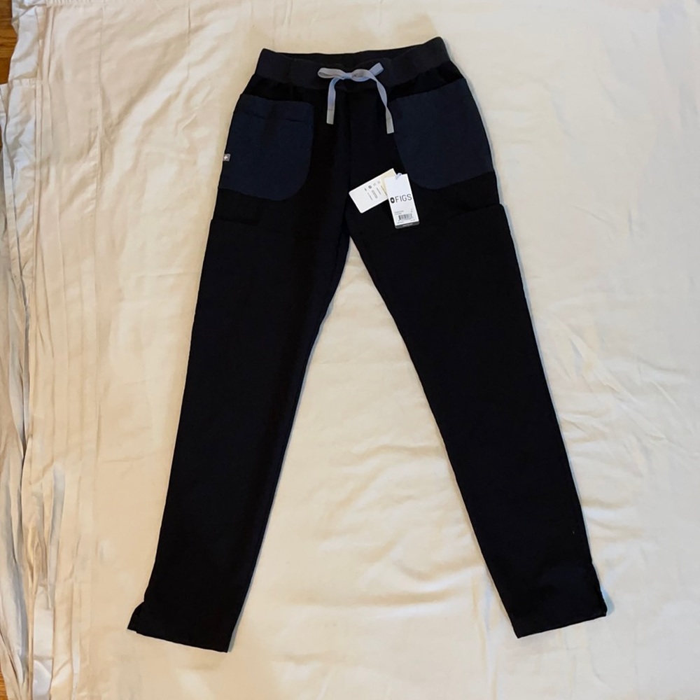 Figs scrubs black size S Mundri slim pant. Pockets